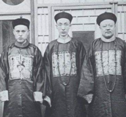 顾命八大臣：功过交织的历史镜像