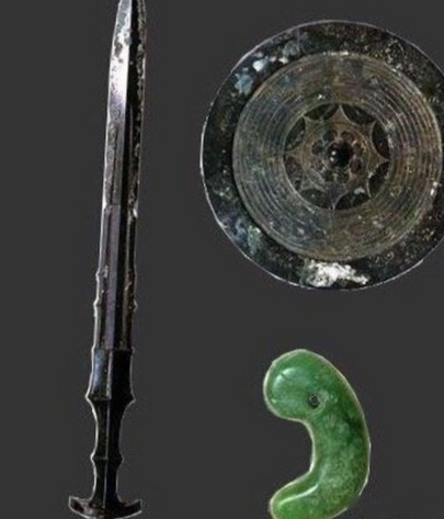 日本三神器为何千年秘不示人:权力、神话与现实的交织