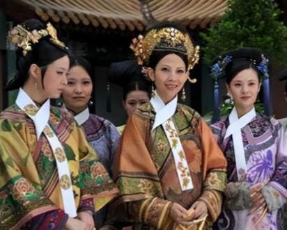 清朝后宫妃子走路需宫女扶:弱不禁风背后的多重真相