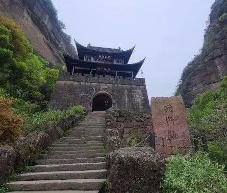 剑阁道：穿越千年险峰的蜀道咽喉